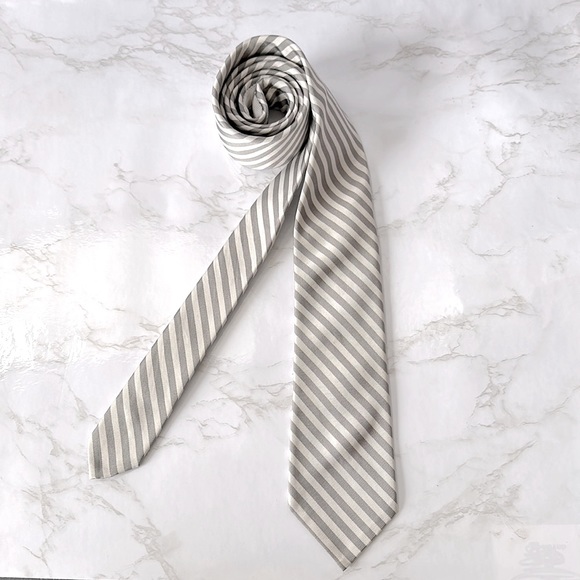Brooks Brothers Classic Grey and White Striped Tie - Picture 5 of 5